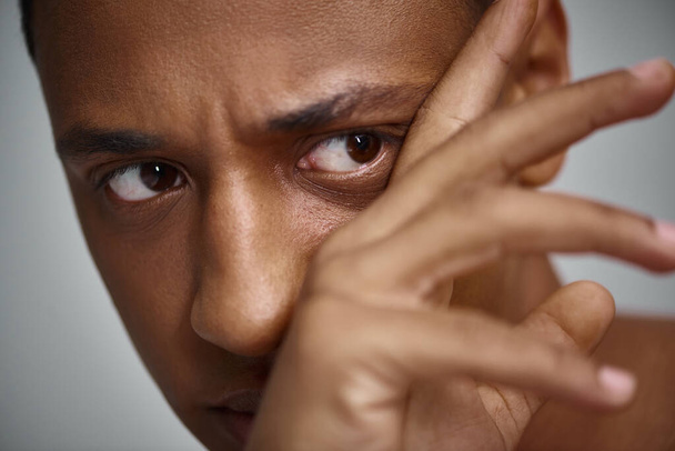 close-up van knappe aantrekkelijk Afrikaans-Amerikaanse man met de hand in het gezicht, mode concept - Foto, afbeelding