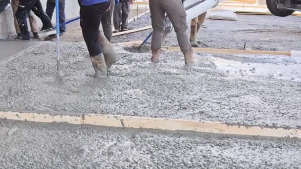In vialetto vicino casa betoniera camion versa calcestruzzo calcestruzzo preconfezionato per vialetto utilizzando cemento bagnato - Filmati, video