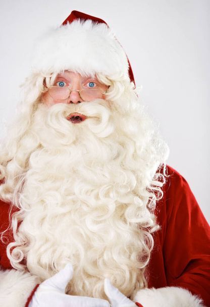 Santa Claus, έκπληξη και πορτρέτο στο στούντιο για εορτασμούς Χριστουγέννων, χαιρετισμό σεζόν ή διακοπές χαρά. Άνδρας, emoji σοκ πρόσωπο και κόκκινο κοστούμι για τις παραδόσεις των διακοπών, εκδήλωση ή wow διασκέδαση mockup. - Φωτογραφία, εικόνα
