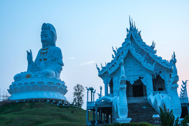 Красивая статуя Гуань Инь в храме Хуай Пла Кан, Таиланд. - Фото, изображение
