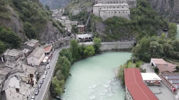 İtalya 'da Aosta Velley' deki Bard Kalesi 'nin insansız hava aracı görüntüsü. - Video, Çekim