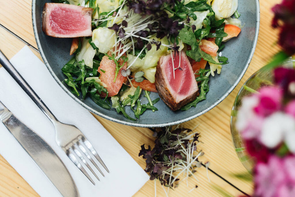 Elementos vibrantes e frescos de uma salada Nicois, close-up - Foto, Imagem