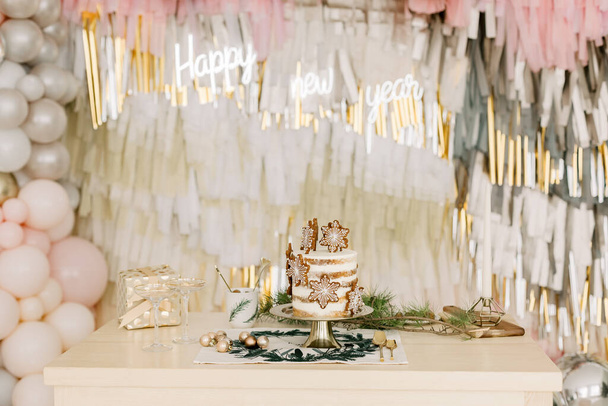 Slavnostní dort na zlatém talíři se slovy šťastný nový rok pozadí dárek zlaté dekorace. Kvalitní fotografie - Fotografie, Obrázek