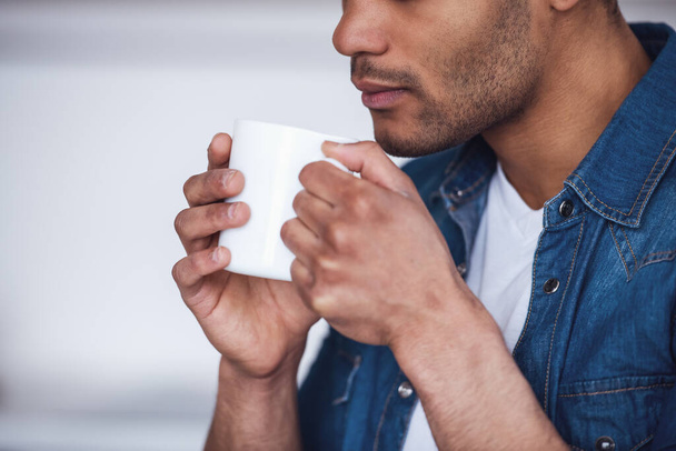 Oříznutý obraz pohledného muže pití kávy - Fotografie, Obrázek