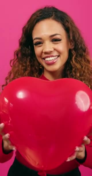 Mulher bonita lança balão em forma de coração no ar rindo, estúdio. Imagens 4k de alta qualidade - Filmagem, Vídeo