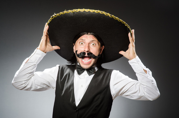 Hombre mexicano lleva sombrero aislado en blanco
 - Foto, Imagen
