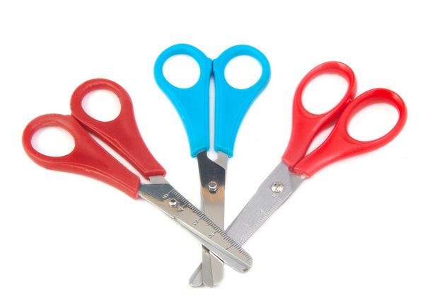 Kolme suljettua sinistä ja punaista sakset lapsille valkoisella taustalla
 - Valokuva, kuva