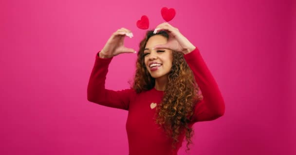 Happy cute młoda kobieta robi gest serca, Walentynki studio. Wysokiej jakości materiał 4k - Materiał filmowy, wideo