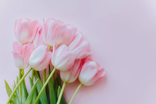 Hermoso ramo de flores de tulipán pastel rosa. Lugar para el texto. - Foto, Imagen