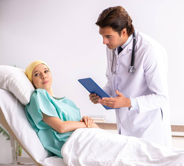 Le jeune beau médecin visitant une patiente en oncologie - Photo, image