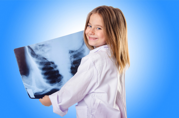 Little gilr playing doctor with x-ray - Фото, зображення