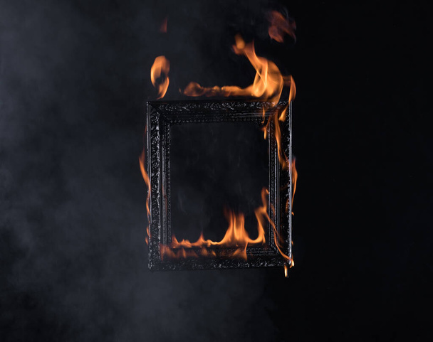 cornice bruciante su sfondo nero - Foto, immagini