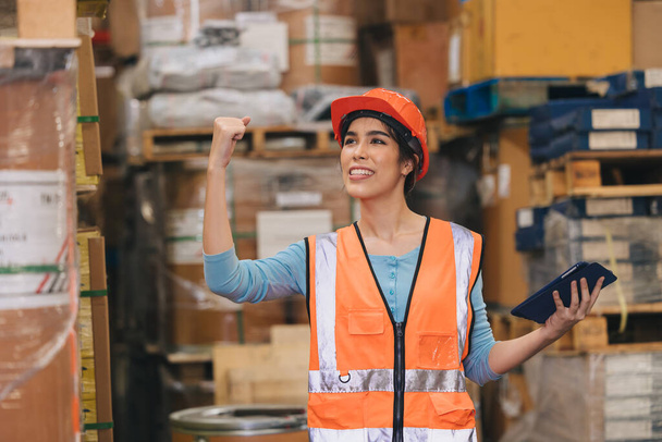 επιτυχία ευτυχισμένη γυναίκα αποθήκη εργαζόμενος, ασιατική ισχυρή γυναίκα που εργάζονται σε αποθήκη φορτίου χέρι αυξάνεται χαμόγελο - Φωτογραφία, εικόνα