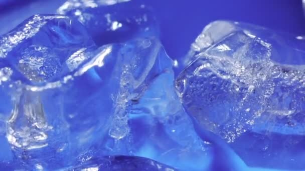 Eisschmelze vor blauem Hintergrund - Filmmaterial, Video