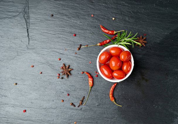 Tomates cherry en escabeche aislados, Tomate pequeño enlatado, Verduras fermentadas saludables, Alimentos marinados salados, Tomates en escabeche sobre fondo blanco - Foto, imagen