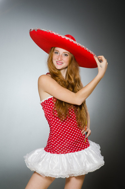 Mulher bonita vestindo chapéu sombrero vermelho - Foto, Imagem