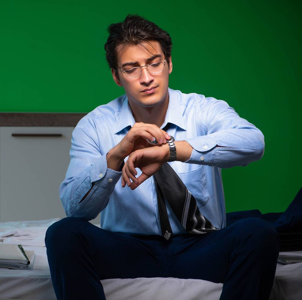 Der junge Geschäftsmann unter Stress nachts im Schlafzimmer - Foto, Bild