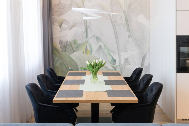Jídelní stůl v obývacím pokoji moderního domu - Fotografie, Obrázek