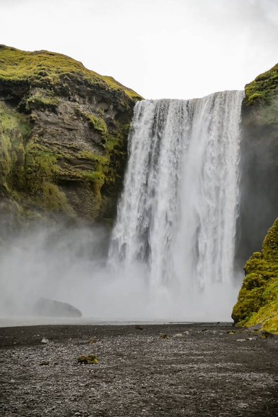 Belle cascade majestueuse de Skogafoss en Islande - Photo, image