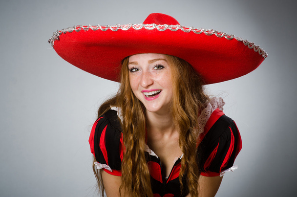 Гарна жінка в червоному сомбреровому капелюсі
 - Фото, зображення