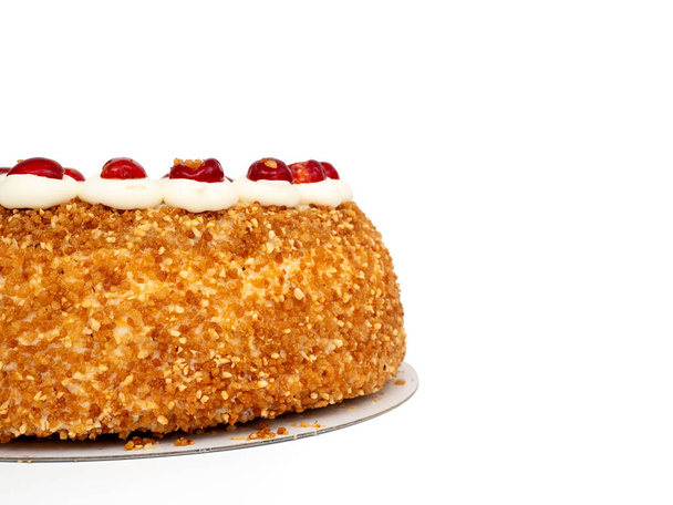 Το Frankfurter Kranz Cake, γνωστό και ως Kranz στη Γερμανία, είναι ένα κλασικό και αγαπημένο γερμανικό επιδόρπιο. Κέικ σε λευκό φόντο. - Φωτογραφία, εικόνα