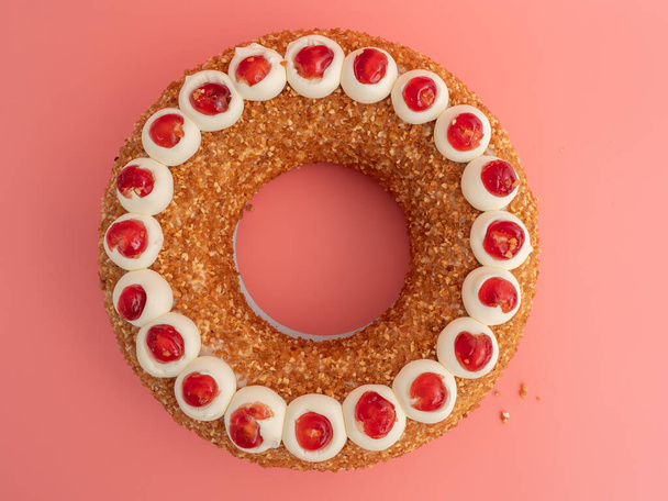 Το Frankfurter Kranz Cake, γνωστό και ως Kranz στη Γερμανία, είναι ένα κλασικό και αγαπημένο γερμανικό επιδόρπιο. Κέικ σε ροζ φόντο. - Φωτογραφία, εικόνα