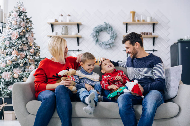 Boldog család a nappaliban díszített karácsonyra - Fotó, kép