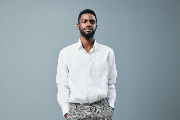 mies onnellinen käsivarsi kopioida rento elämäntapa paita luottavainen amerikkalainen nuori positiivinen työ valkoinen kaveri afrikkalainen hymy tausta tilaa ihmisen käsi poseeraa seisova studio - Valokuva, kuva