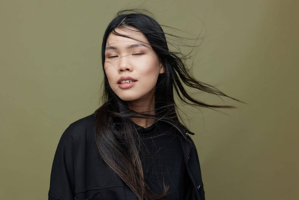 女性の女性らしさのサロン ヘアポートレート フェイス アジアの少女 日本語 韓国の魅力的な美しいモデル 黒髪 長い魅力的なエレガンス ファッション ヘア かわいいメイク - 写真・画像