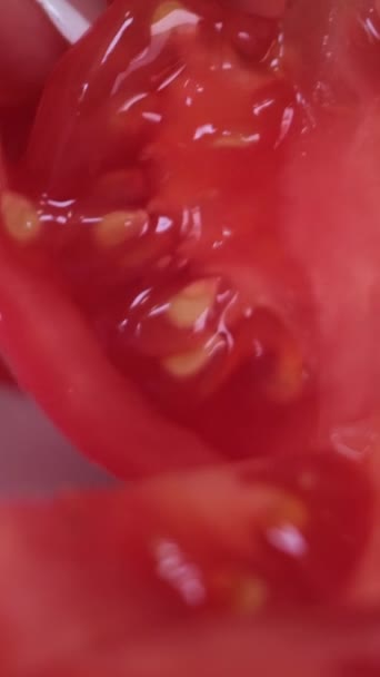 Cortar um lindo e apetitoso tomate vermelho. Imagens 4k de alta qualidade - Filmagem, Vídeo