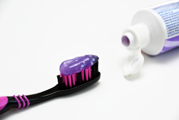 lila fogkrém egy fogkefén közelkép - Fotó, kép