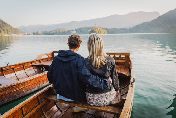Um casal de amantes está sentado em um barco e ter um momento apaixonado de amor. - Foto, Imagem