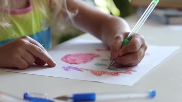 Little girl draws on paper - Footage, Video