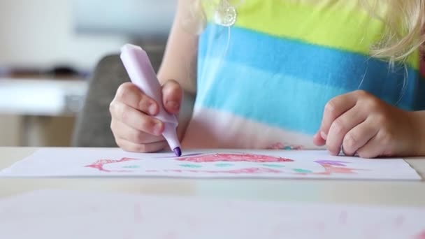 Маленькая девочка рисует на бумаге
 - Кадры, видео