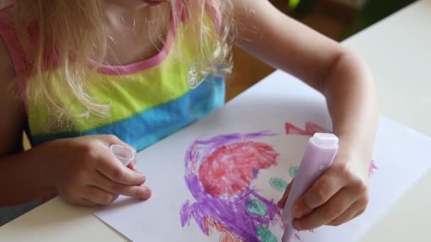 Küçük kız kağıt üzerinde çizer - Video, Çekim