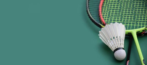 Beyaz badminton topu ve raketler kapalı badminton kortunda, kopyalama alanı, mekik horozlarına yumuşak ve seçici odaklanma. - Fotoğraf, Görsel