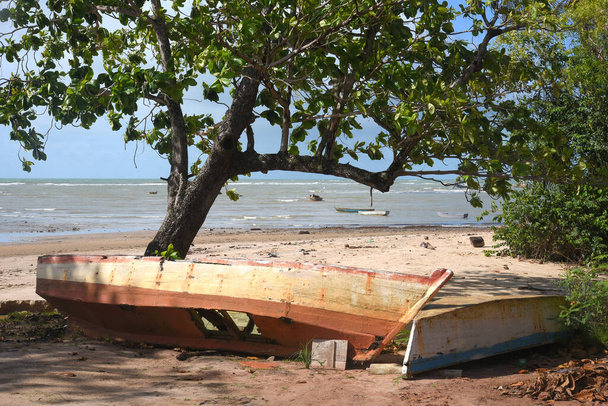 - старая рыбацкая лодка, брошенная на пляже поврежденное судно море - Фото, изображение