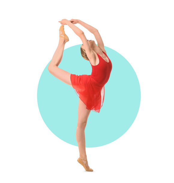 Bela jovem flexível fazendo ginástica no fundo branco - Foto, Imagem