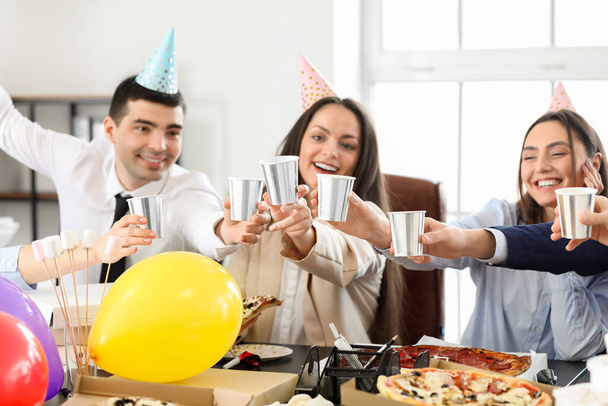 Grupo de empresários bebendo na festa de aniversário no escritório - Foto, Imagem