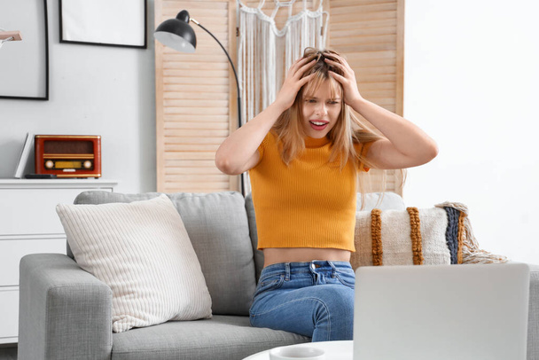Chica adolescente estresada con el ordenador portátil de chat de vídeo en casa - Foto, Imagen