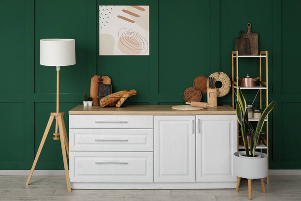 Modern konyha belseje fehér pulttal, lámpával és polccal - Fotó, kép