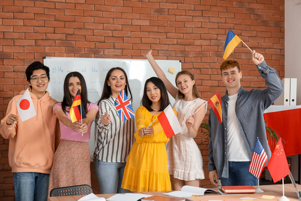 Νέοι μαθητές με σημαίες στη σχολή ξένων γλωσσών - Φωτογραφία, εικόνα