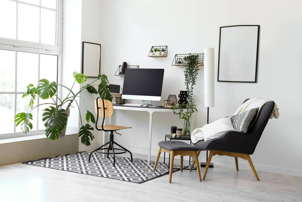 Belső tér világos iroda modern munkahely és a szobanövények - Fotó, kép