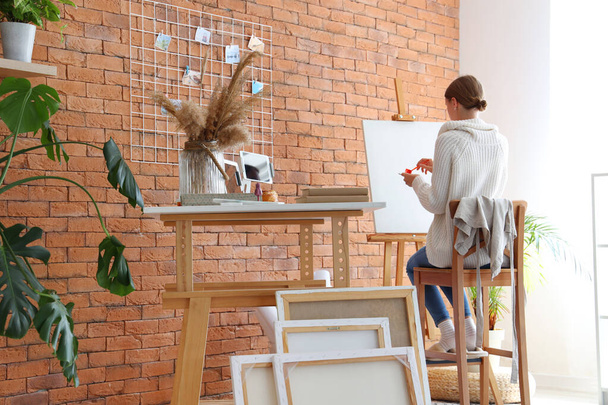 Malerin auf Staffelei im Atelier - Foto, Bild