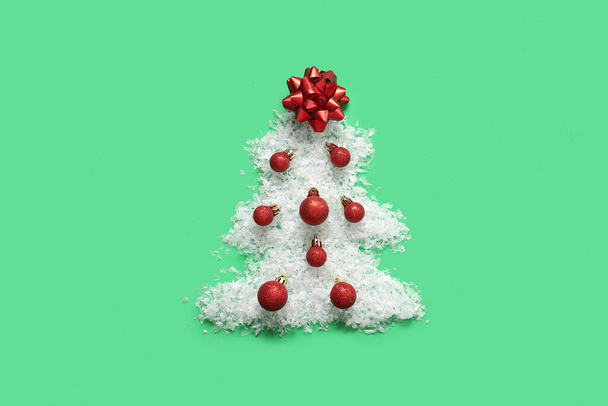 Vánoční strom ze sněhu, koule a luk na zeleném pozadí - Fotografie, Obrázek