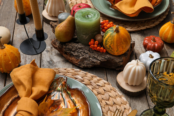 Table d'automne servant avec des citrouilles sur une table en bois gris - Photo, image