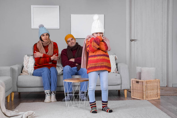 Familia congelada en casa con falta de calefacción - Foto, imagen