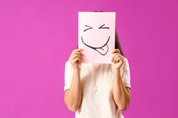 jonge vrouw met papier glimlach op paarse achtergrond - Foto, afbeelding