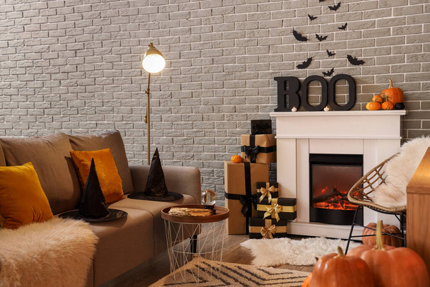 Interior da sala de estar festiva com lareira, sofá cinza e decorações de Halloween - Foto, Imagem