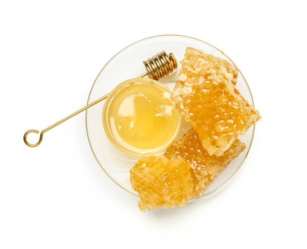 Üvegtál édes méz és lemez fésűkkel fehér alapon - Fotó, kép